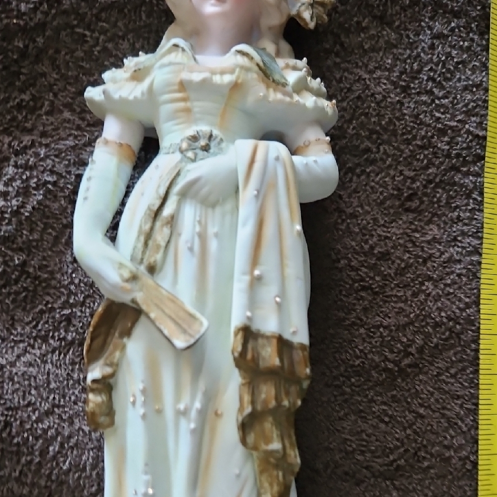 Vintage Mario Collection Victorian Lady Figurine in Cream and Gold By Artmark - Picture 8 of 8